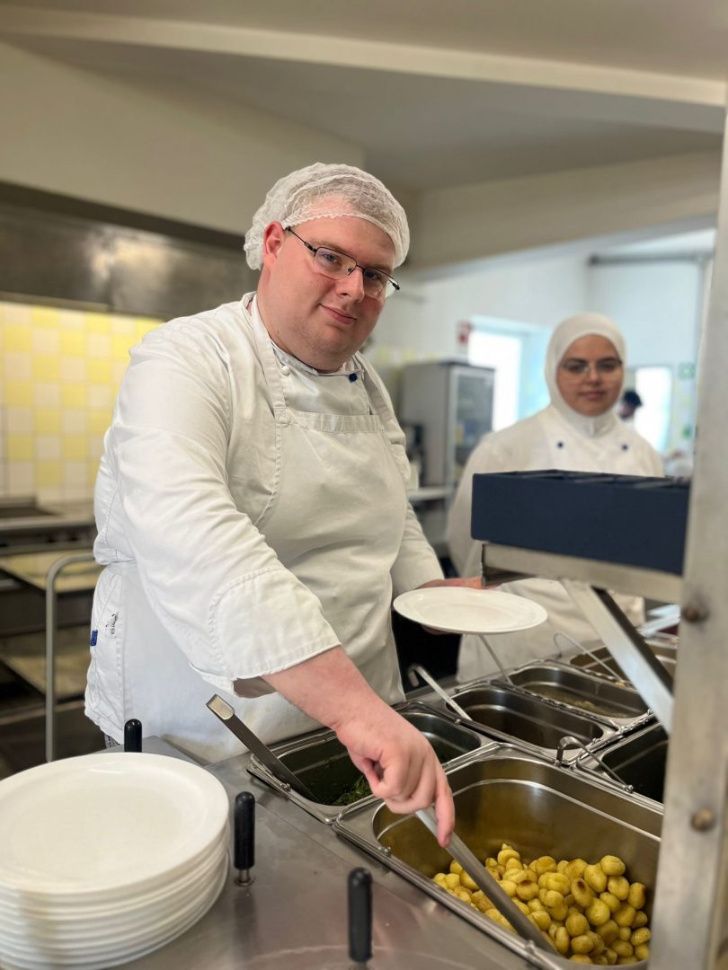 Dennis bei der Arbeit als Beikoch.